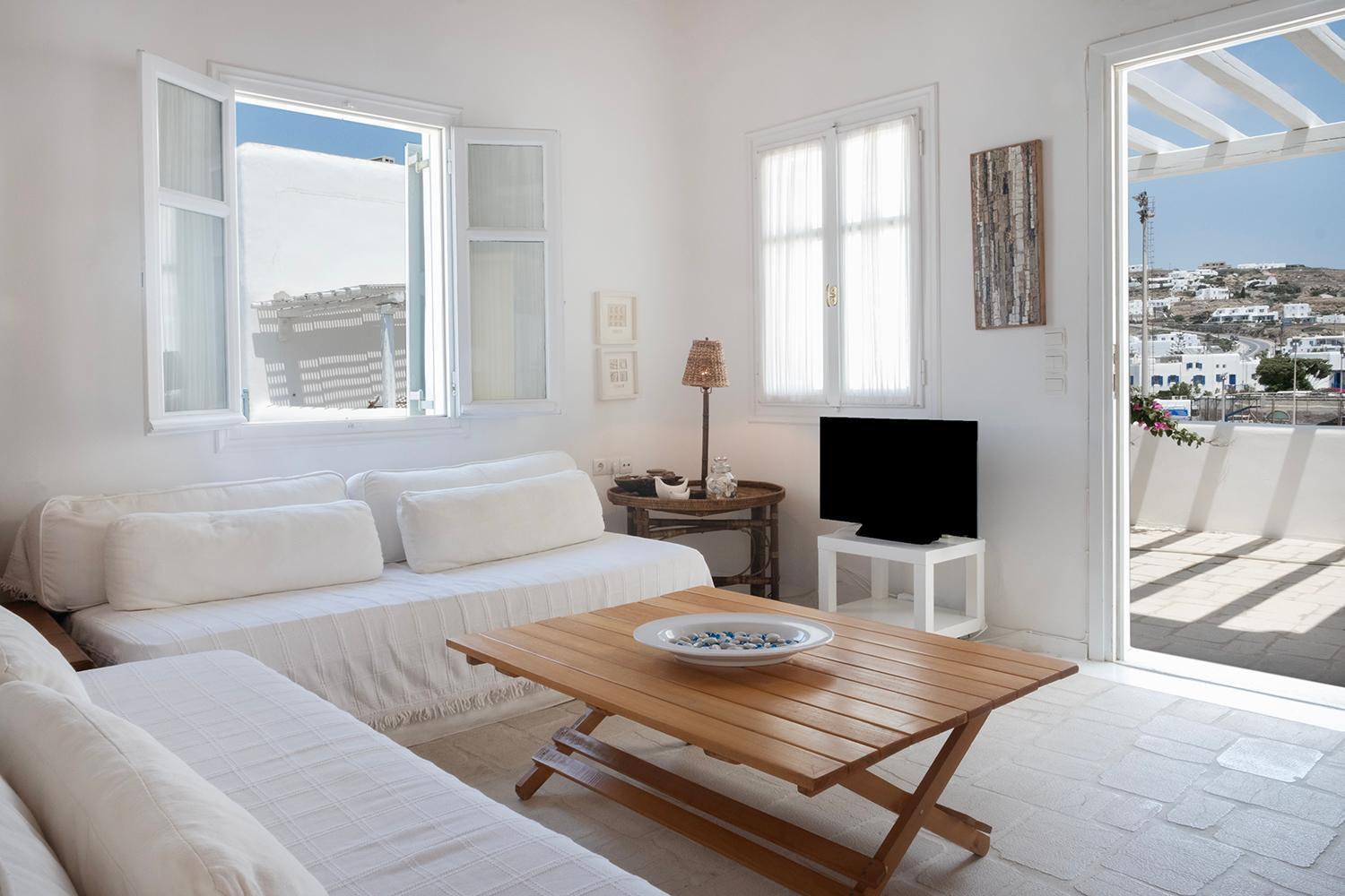 Mykonian Style W Shared Pool & Nighttime Security Guard Apartment